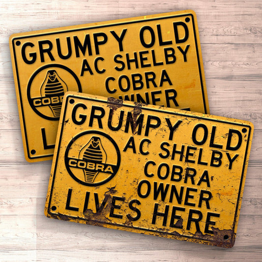 AC Shelby Grumpy Old Cougar Owner Lives Here Skilte, Musemåtte, Dækkeserviet, Dørmåtte-Skilte-AC-Garage Culture Shop- garage - man cave - merchandise