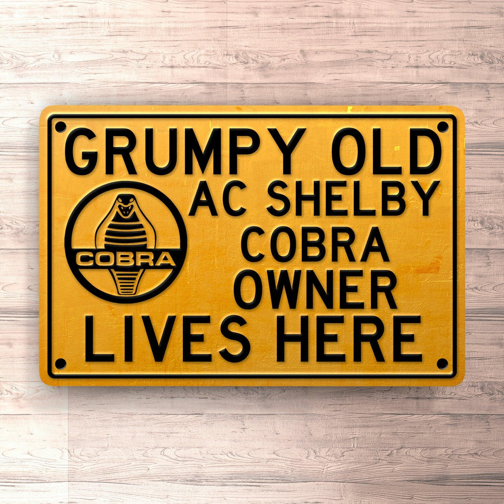 AC Shelby Grumpy Old Cougar Owner Lives Here Skilte, Musemåtte, Dørmåtte-Skilte-AC-Garage Culture Shop- garage - man cave - merchandise