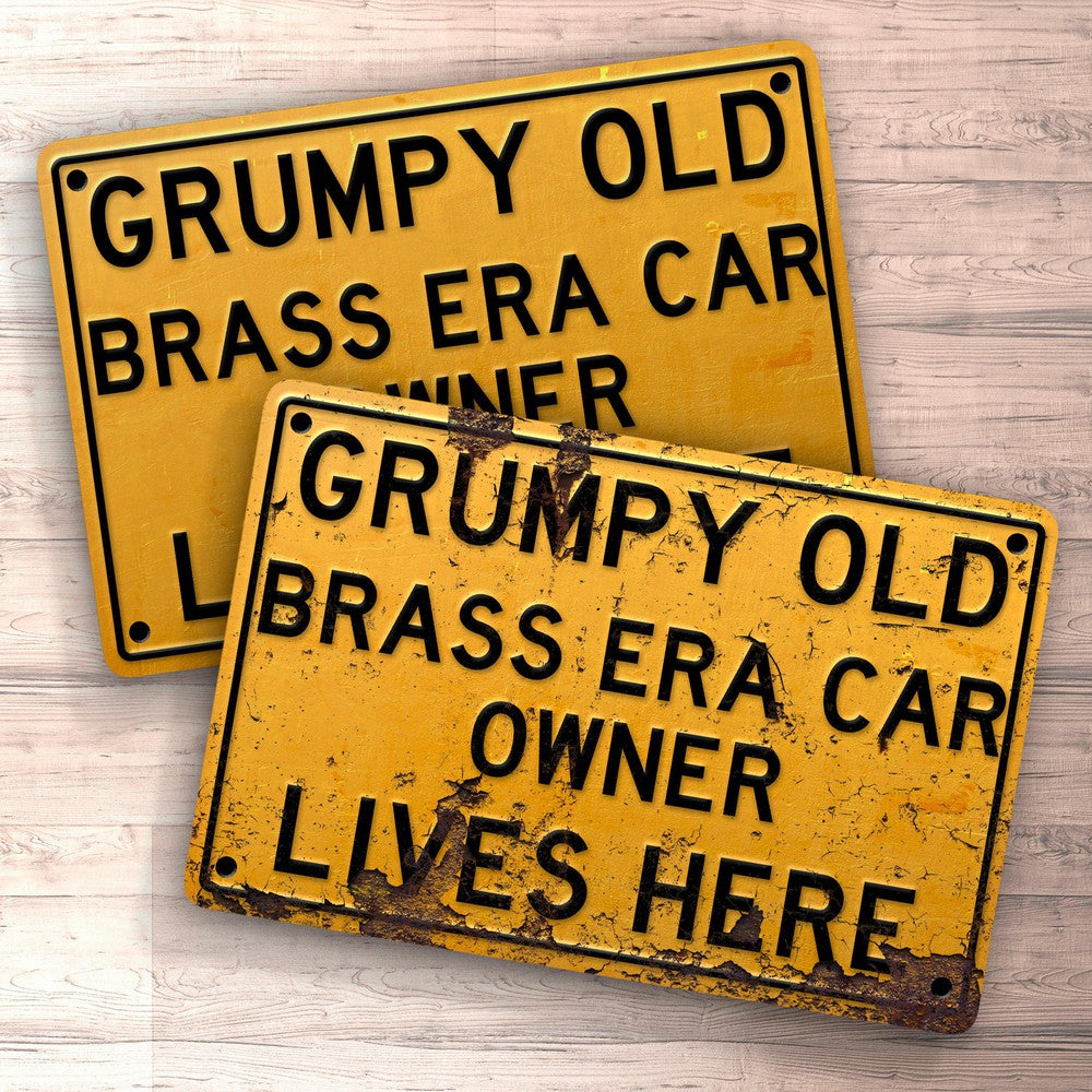 Brass Era Grumpy Old Brass Era Car Owner Lives Here Skilte, Musemåtte, Dørmåtte-Skilte-Brass Era-Garage Culture Shop- garage - man cave - merchandise