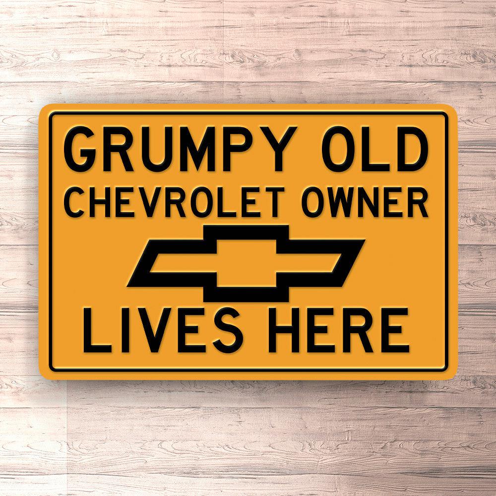 Chevrolet Grumpy Old Chevrolet Owner Lives Here Skilte, Musemåtte, Dørmåtte-Skilte-Chevrolet-Garage Culture Shop- garage - man cave - merchandise