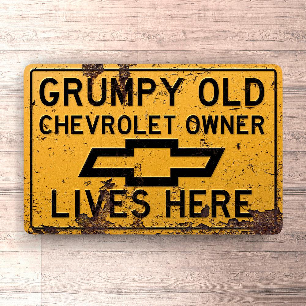 Chevrolet Grumpy Old Chevrolet Owner Lives Here Skilte, Musemåtte, Dørmåtte-Skilte-Chevrolet-Garage Culture Shop- garage - man cave - merchandise