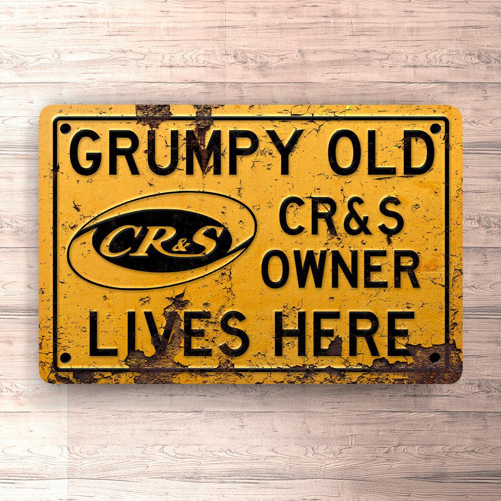 Cr&S Grumpy Old Cr&S Owner Lives Here Skilte, Musemåtte, Dørmåtte-Skilte-CR&S-Garage Culture Shop- garage - man cave - merchandise