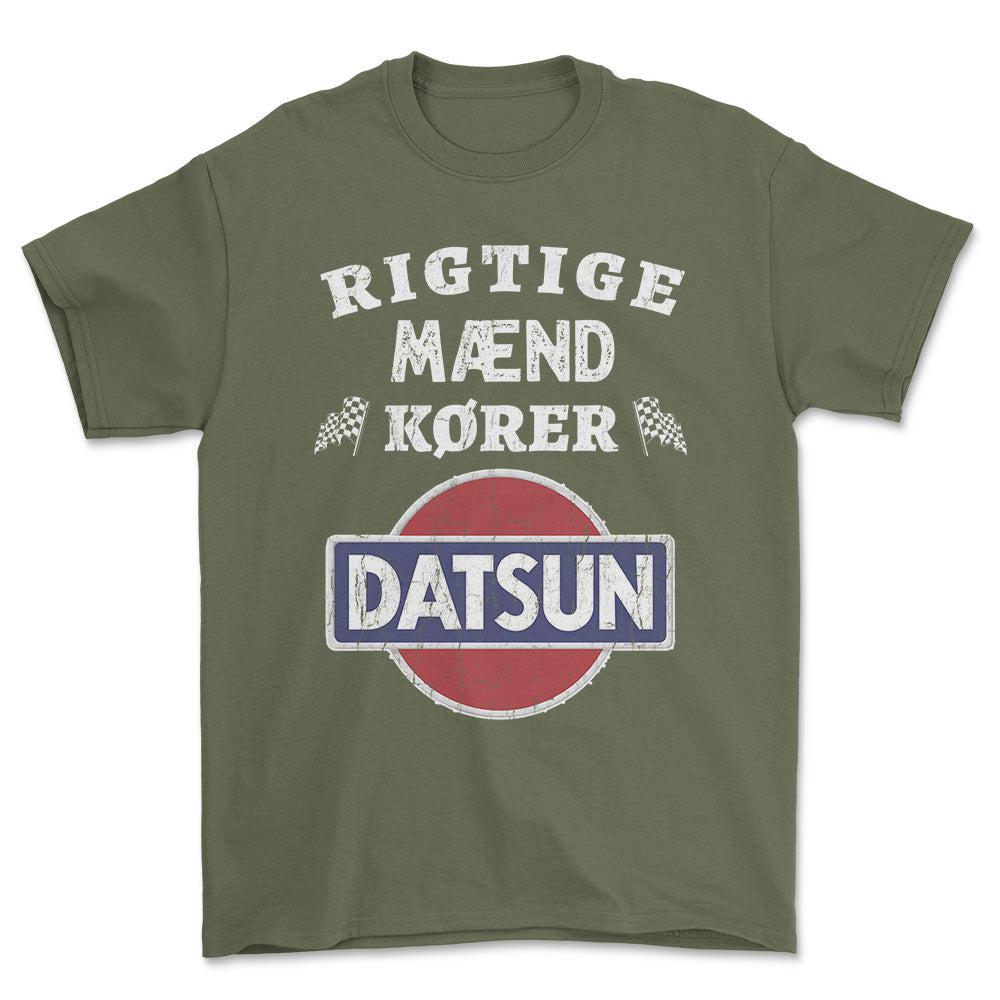 Datsun Rigtige Mænd Kører - Unisex T-Shirt , Bomuld-Beklædning-Datsun-Grøn Militær-S-Forside-Garage Culture Shop- garage - man cave - merchandise