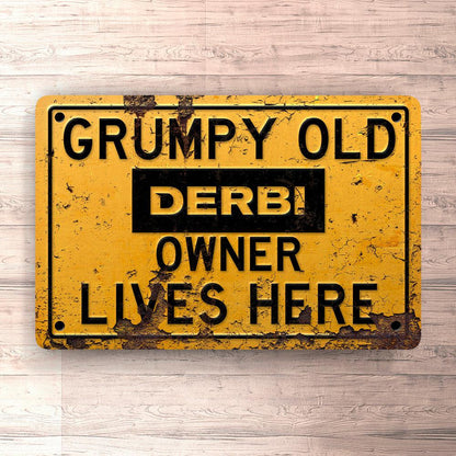 Derbi Grumpy Old Derbi Owner Lives Here Skilte, Musemåtte, Dækkeserviet, Dørmåtte-Skilte-Derbi-Garage Culture Shop- garage - man cave - merchandise