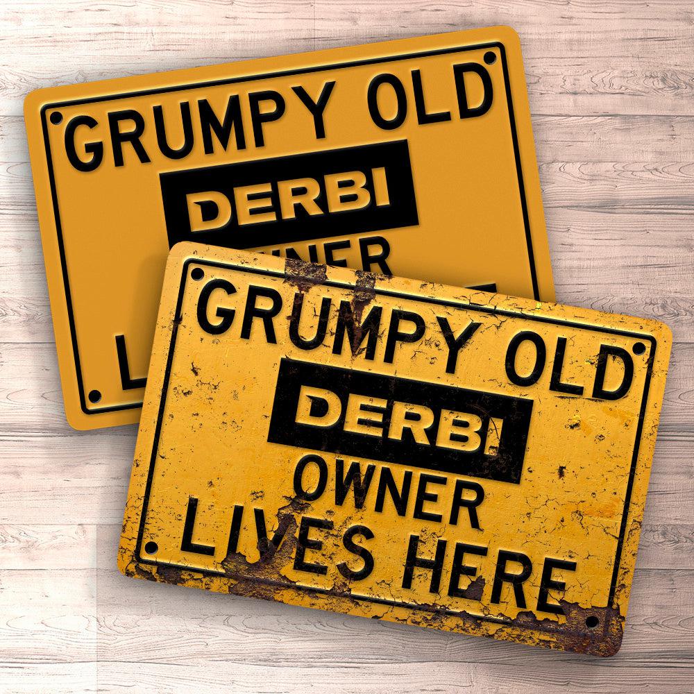 Derbi Grumpy Old Derbi Owner Lives Here Skilte, Musemåtte, Dækkeserviet, Dørmåtte-Skilte-Derbi-Garage Culture Shop- garage - man cave - merchandise