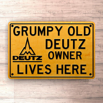 Deutz Grumpy Old Deutz Owner Lives Here Skilte, Musemåtte, Dørmåtte-Skilte-Deutz-Garage Culture Shop- garage - man cave - merchandise