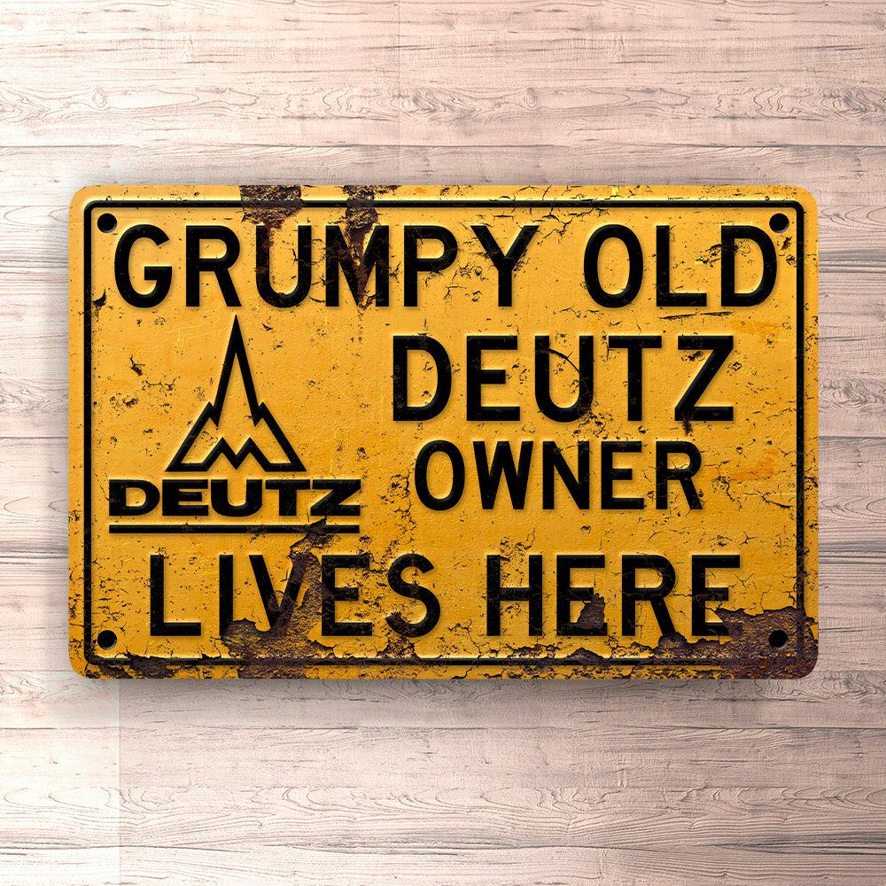 Deutz Grumpy Old Deutz Owner Lives Here Skilte, Musemåtte, Dørmåtte-Skilte-Deutz-Garage Culture Shop- garage - man cave - merchandise