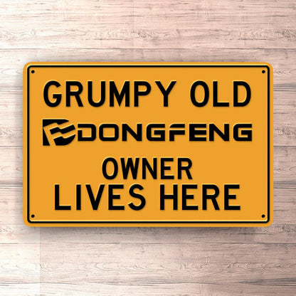 Dong Feng Grumpy Old Dong Feng Owner Lives Here Skilte, Musemåtte, Dørmåtte-Skilte-Dong Feng-Garage Culture Shop- garage - man cave - merchandise