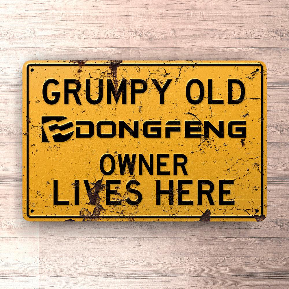 Dong Feng Grumpy Old Dong Feng Owner Lives Here Skilte, Musemåtte, Dørmåtte-Skilte-Dong Feng-Garage Culture Shop- garage - man cave - merchandise