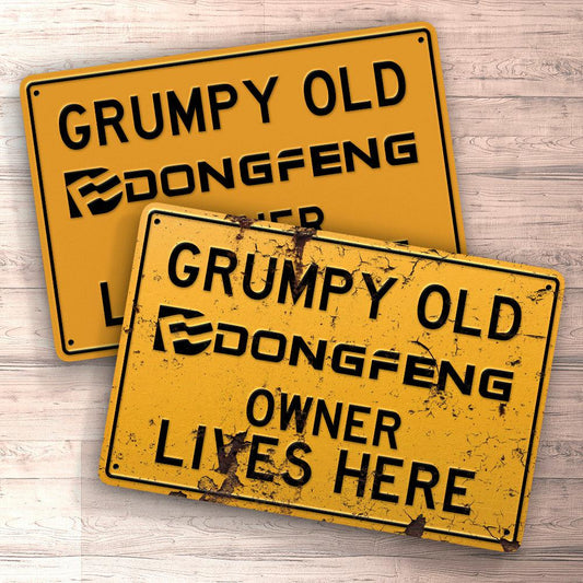 Dong Feng Grumpy Old Dong Feng Owner Lives Here Skilte, Musemåtte, Dørmåtte-Skilte-Dong Feng-Garage Culture Shop- garage - man cave - merchandise