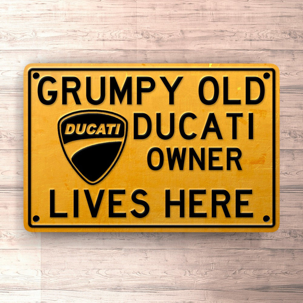 Ducati Grumpy Old Ducati Owner Lives Here Skilte, Musemåtte, Dørmåtte-Skilte-Ducati-Garage Culture Shop- garage - man cave - merchandise