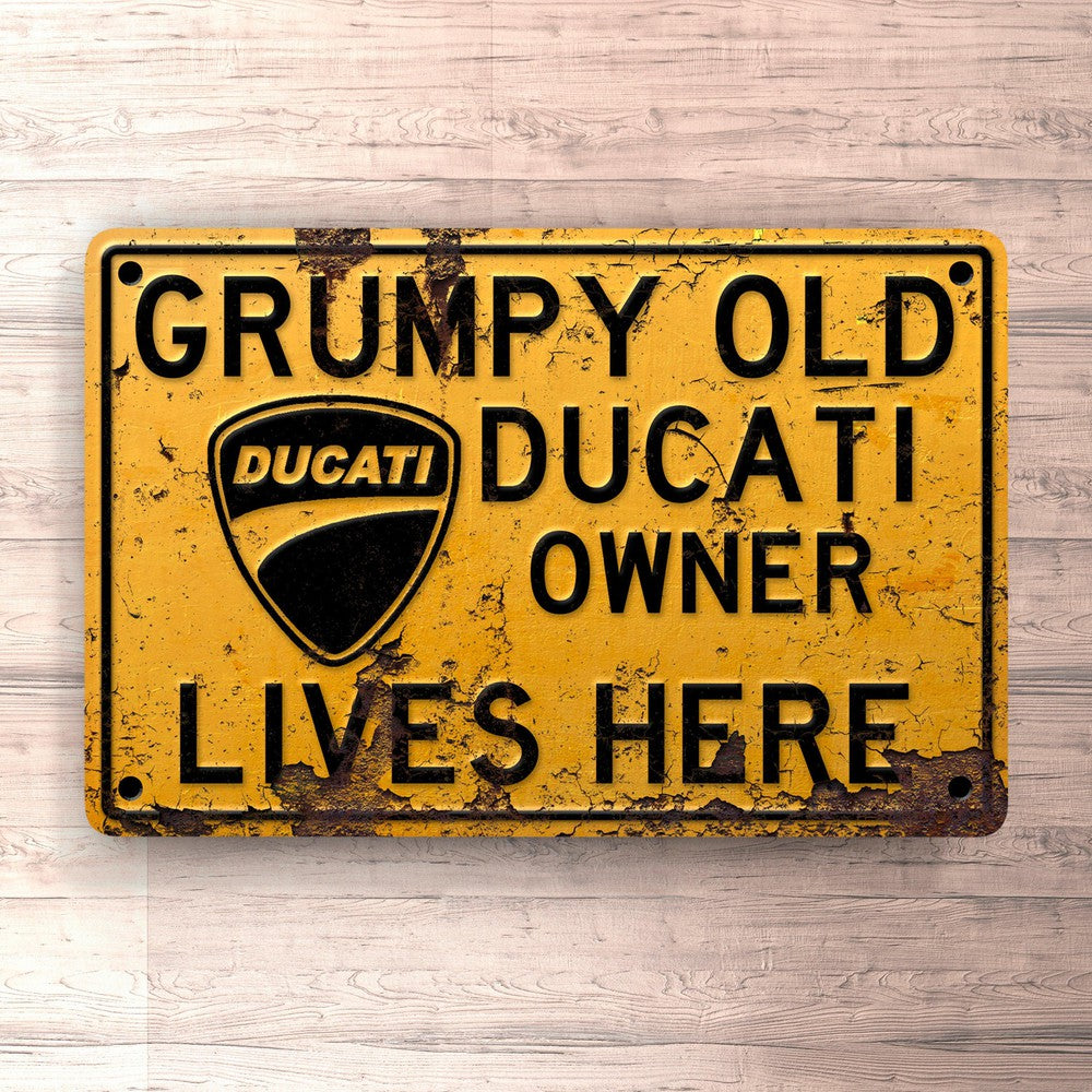 Ducati Grumpy Old Ducati Owner Lives Here Skilte, Musemåtte, Dørmåtte-Skilte-Ducati-Garage Culture Shop- garage - man cave - merchandise