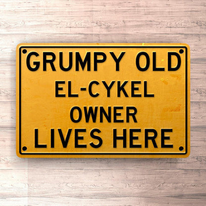 El Cykel Grumpy Old El Cykel Owner Lives Here Skilte, Musemåtte, Dørmåtte-Skilte-El-Garage Culture Shop- garage - man cave - merchandise