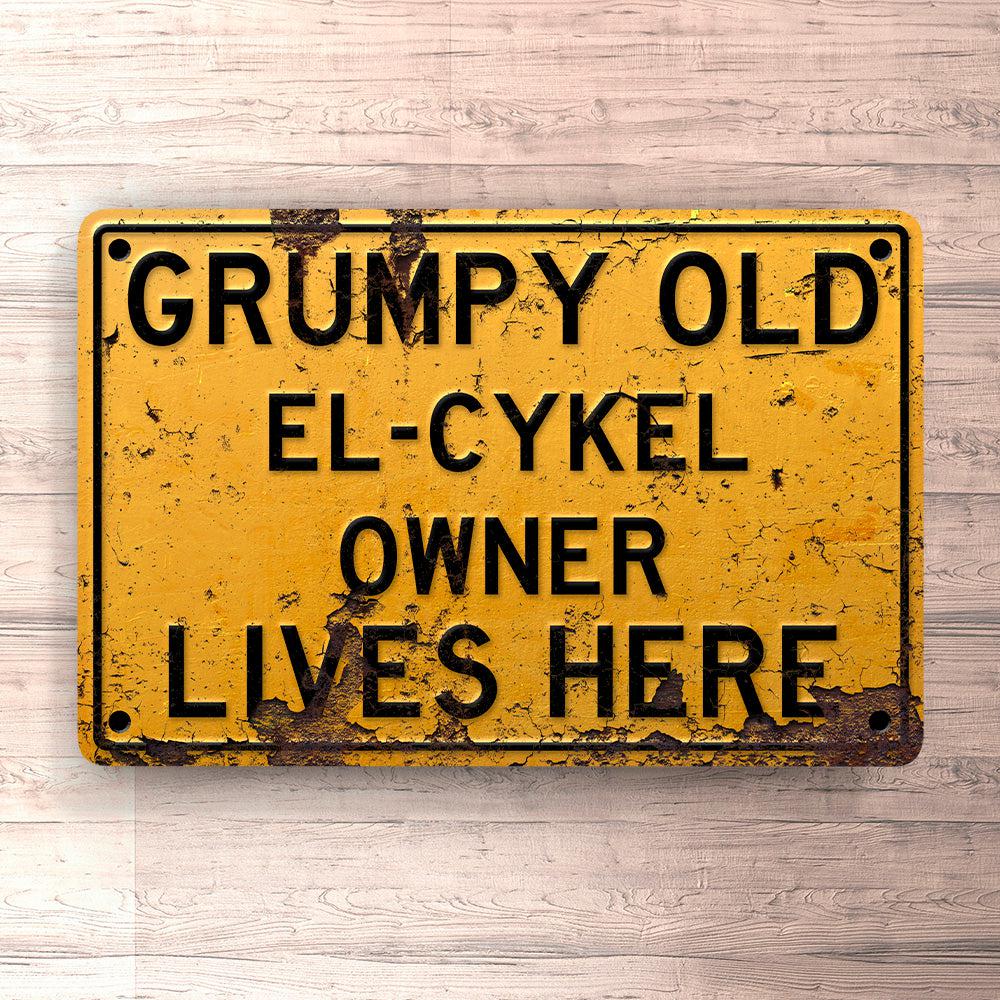 El Cykel Grumpy Old El Cykel Owner Lives Here Skilte, Musemåtte, Dørmåtte-Skilte-El-Garage Culture Shop- garage - man cave - merchandise