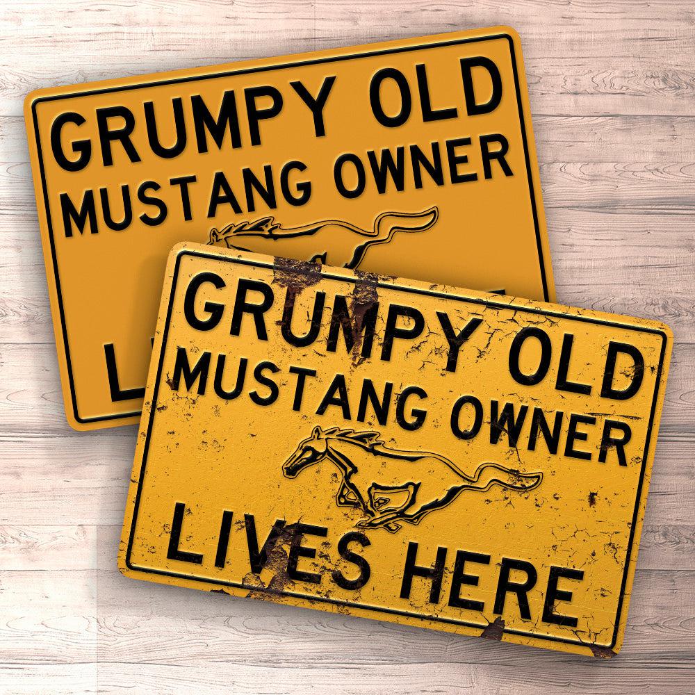 Ford Mustang Grumpy Old Ford Mustang Owner Lives Here Skilte, Musemåtte, Dækkeserviet, Dørmåtte-Skilte-Ford-Garage Culture Shop- garage - man cave - merchandise
