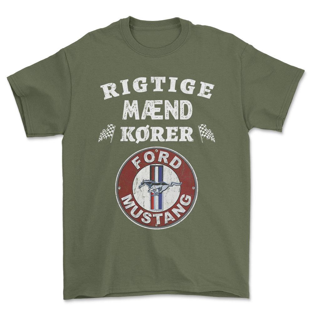 Ford Mustang Rigtige Mænd Kører - Unisex T-Shirt , Bomuld-Beklædning-Ford-Grøn Militær-S-Forside-Garage Culture Shop- garage - man cave - merchandise