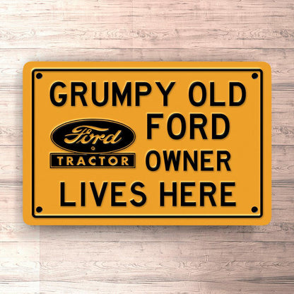 Ford Tractor Grumpy Old Owner Lives Here Skilte, Musemåtte, Dækkeserviet, Dørmåtte-Skilte-Ford-Garage Culture Shop- garage - man cave - merchandise