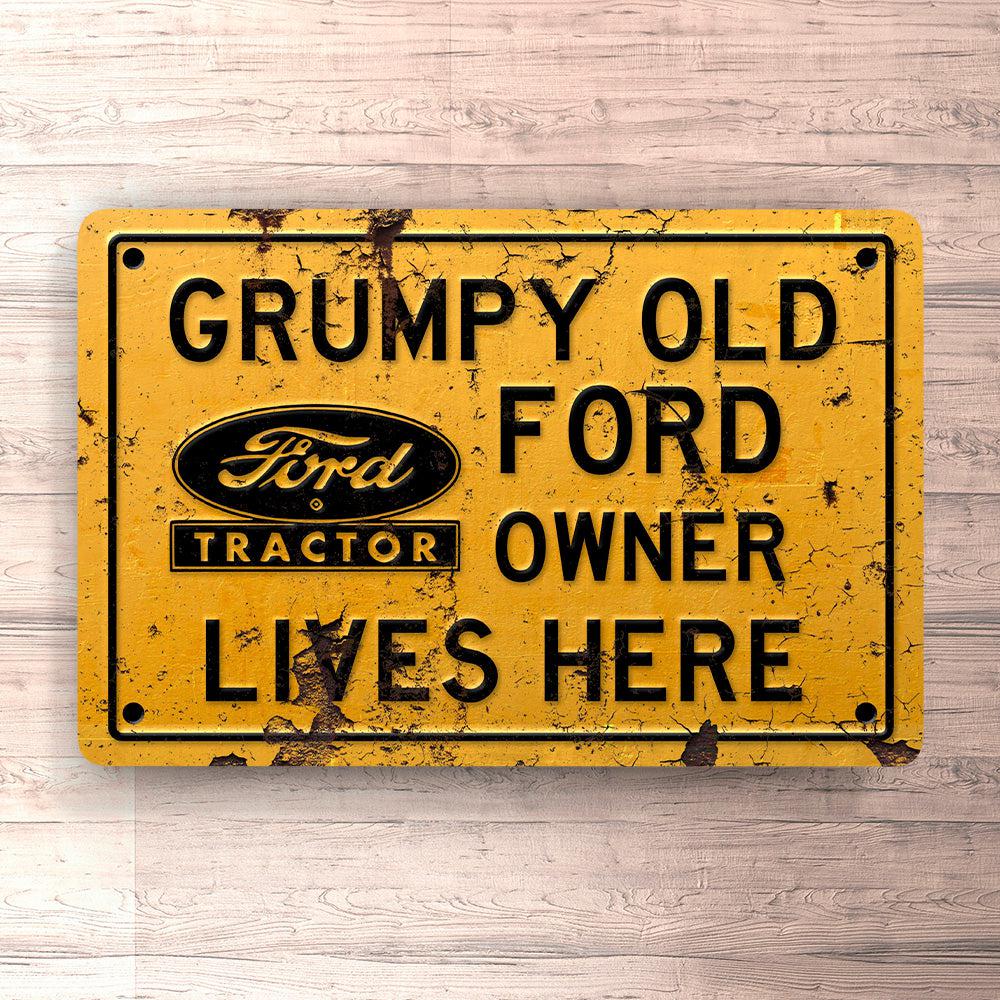 Ford Tractor Grumpy Old Owner Lives Here Skilte, Musemåtte, Dækkeserviet, Dørmåtte-Skilte-Ford-Garage Culture Shop- garage - man cave - merchandise