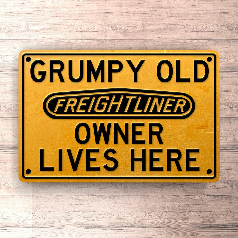 Freightliner Grumpy Old Freightliner Owner Lives Here Skilte, Musemåtte, Dørmåtte-Skilte-Freightliner-Garage Culture Shop- garage - man cave - merchandise