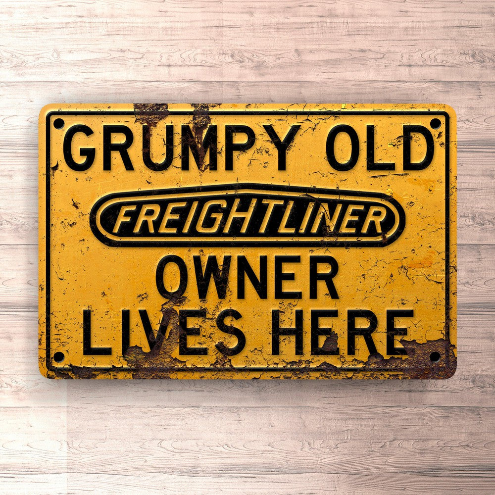 Freightliner Grumpy Old Freightliner Owner Lives Here Skilte, Musemåtte, Dørmåtte-Skilte-Freightliner-Garage Culture Shop- garage - man cave - merchandise