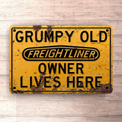 Freightliner Grumpy Old Freightliner Owner Lives Here Skilte, Musemåtte, Dørmåtte-Skilte-Freightliner-Garage Culture Shop- garage - man cave - merchandise