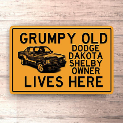 Grumpy Old Dodge Dakota Shelby Lives Here Skilte, Musemåtte, Dørmåtte-Skilte-Dodge-Garage Culture Shop- garage - man cave - merchandise