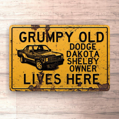 Grumpy Old Dodge Dakota Shelby Lives Here Skilte, Musemåtte, Dørmåtte-Skilte-Dodge-Garage Culture Shop- garage - man cave - merchandise