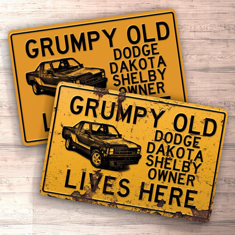 Grumpy Old Dodge Dakota Shelby Lives Here Skilte, Musemåtte, Dørmåtte-Skilte-Dodge-Garage Culture Shop- garage - man cave - merchandise