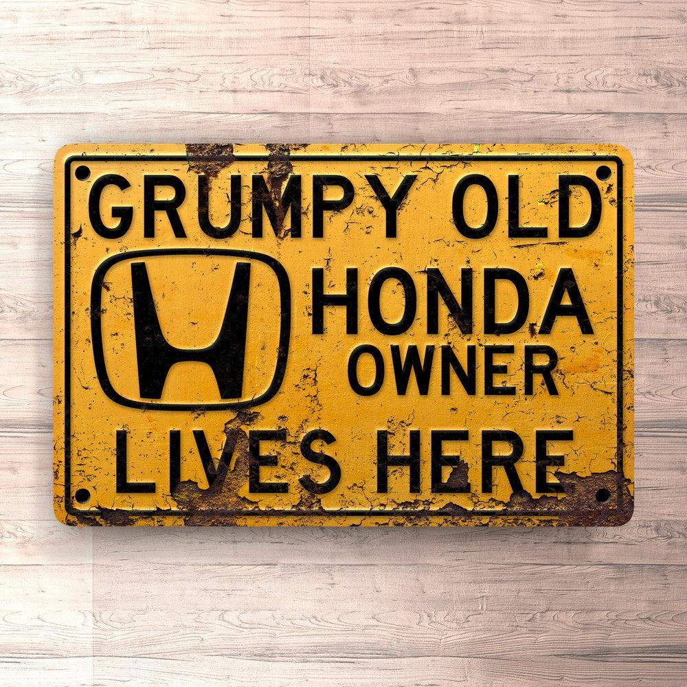 Honda Grumpy Old Honda Owner Lives Here Skilte, Musemåtte, Dørmåtte-Skilte-Honda-Garage Culture Shop- garage - man cave - merchandise