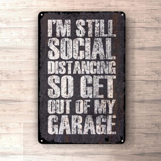 I'M Still Social Distancing So Get Out Of My Garage Skilte, Musemåtte, Dørmåtte-Skilte-Funny Garage-Garage Culture Shop- garage - man cave - merchandise