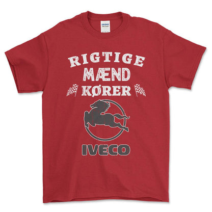 Iveco Rigtige Mænd Kører - Unisex T-Shirt , Bomuld-Beklædning-Iveco-Rød-S-Forside-Garage Culture Shop- garage - man cave - merchandise