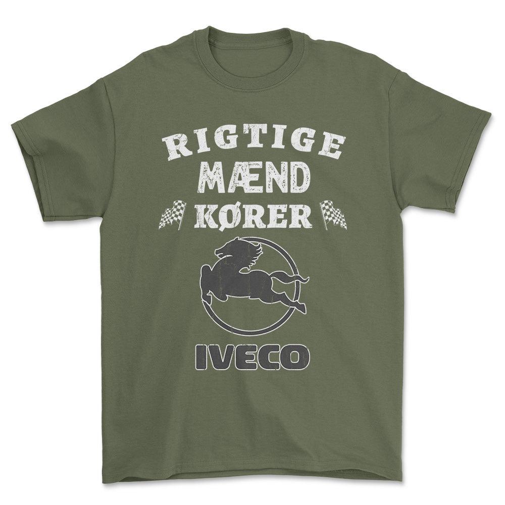 Iveco Rigtige Mænd Kører - Unisex T-Shirt , Bomuld-Beklædning-Iveco-Grøn Militær-S-Forside-Garage Culture Shop- garage - man cave - merchandise