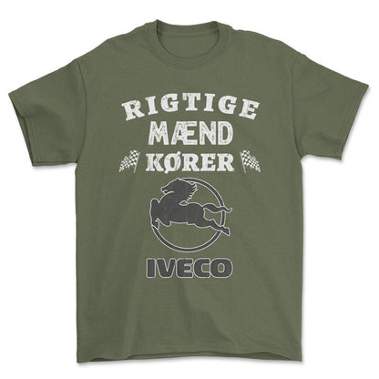 Iveco Rigtige Mænd Kører - Unisex T-Shirt , Bomuld-Beklædning-Iveco-Grøn Militær-S-Forside-Garage Culture Shop- garage - man cave - merchandise