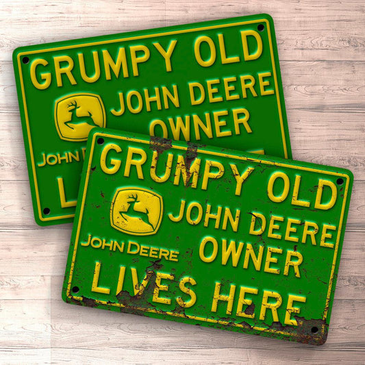 John Deere Grumpy Old John Deere Owner Lives Here Skilte, Musemåtte, Dørmåtte-Skilte-John Deere-Garage Culture Shop- garage - man cave - merchandise