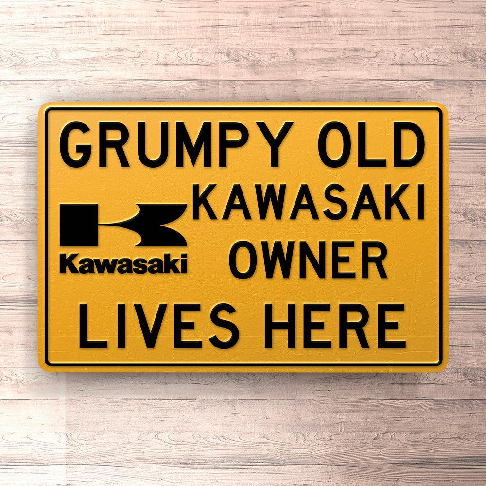 Kawasaki Grumpy Old Kawasaki Owner Lives Here Skilte, Musemåtte, Dørmåtte-Skilte-Kawasaki-Garage Culture Shop- garage - man cave - merchandise