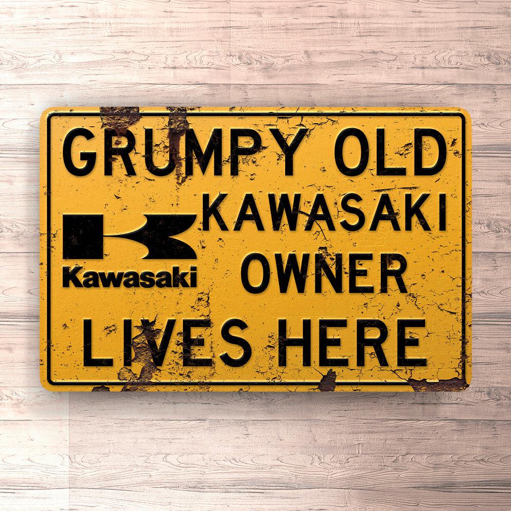 Kawasaki Grumpy Old Kawasaki Owner Lives Here Skilte, Musemåtte, Dørmåtte-Skilte-Kawasaki-Garage Culture Shop- garage - man cave - merchandise