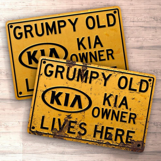 Kia Grumpy Old Kia Owner Lives Here Skilte, Musemåtte, Dørmåtte-Skilte-KIA-Garage Culture Shop- garage - man cave - merchandise