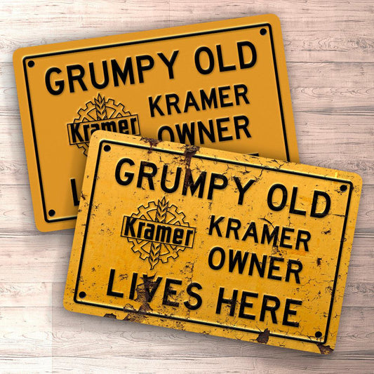 Kramer Grumpy Old Owner Lives Here Skilte, Musemåtte, Dørmåtte-Skilte-Kramer-Garage Culture Shop- garage - man cave - merchandise