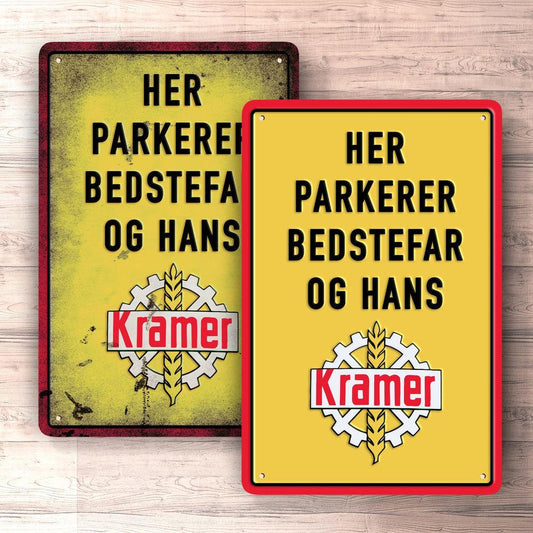 Kramer Her Parkerer Bedstefar Og Hans Kramer Traktor Skilte, Musemåtte, Dørmåtte-Parking skilte-Kramer-Garage Culture Shop- garage - man cave - merchandise