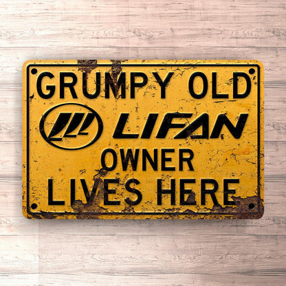 Lifan Grumpy Old Lifan Owner Lives Here Skilte, Musemåtte, Dækkeserviet, Dørmåtte-Skilte-Lifan-Garage Culture Shop- garage - man cave - merchandise