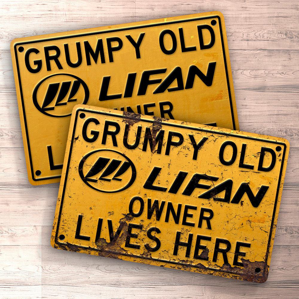 Lifan Grumpy Old Lifan Owner Lives Here Skilte, Musemåtte, Dækkeserviet, Dørmåtte-Skilte-Lifan-Garage Culture Shop- garage - man cave - merchandise
