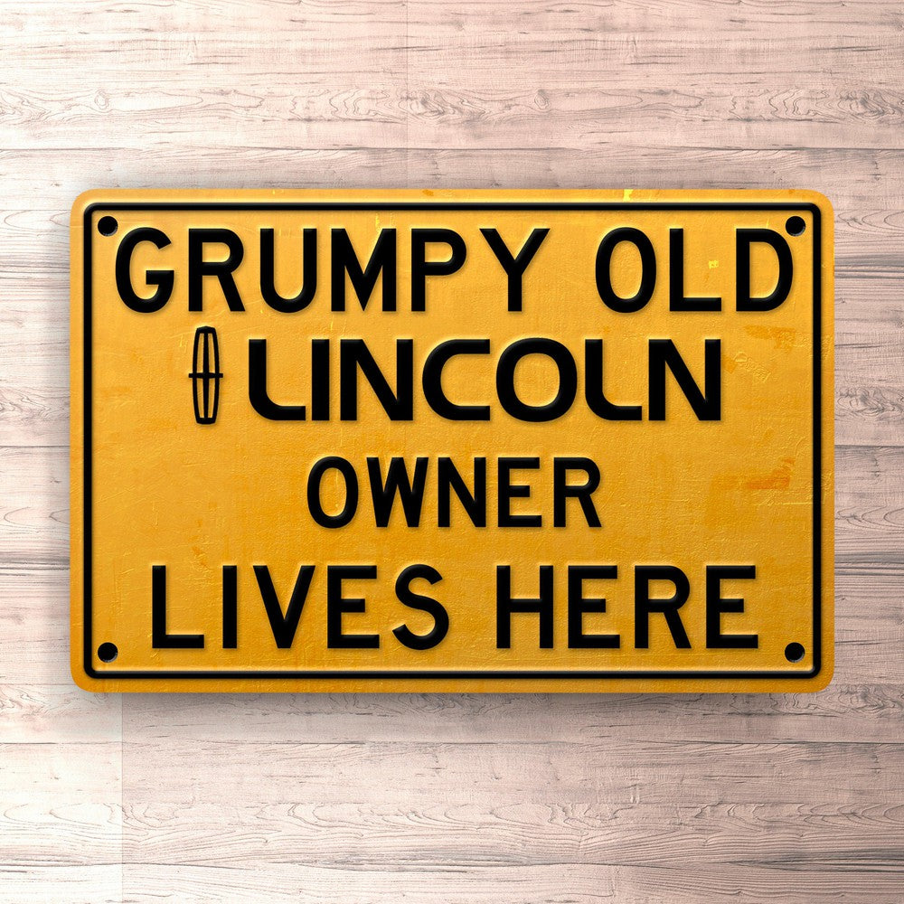 Lincoln Grumpy Old Lincoln Owner Lives Here Skilte, Musemåtte, Dørmåtte-Skilte-Lincoln-Garage Culture Shop- garage - man cave - merchandise