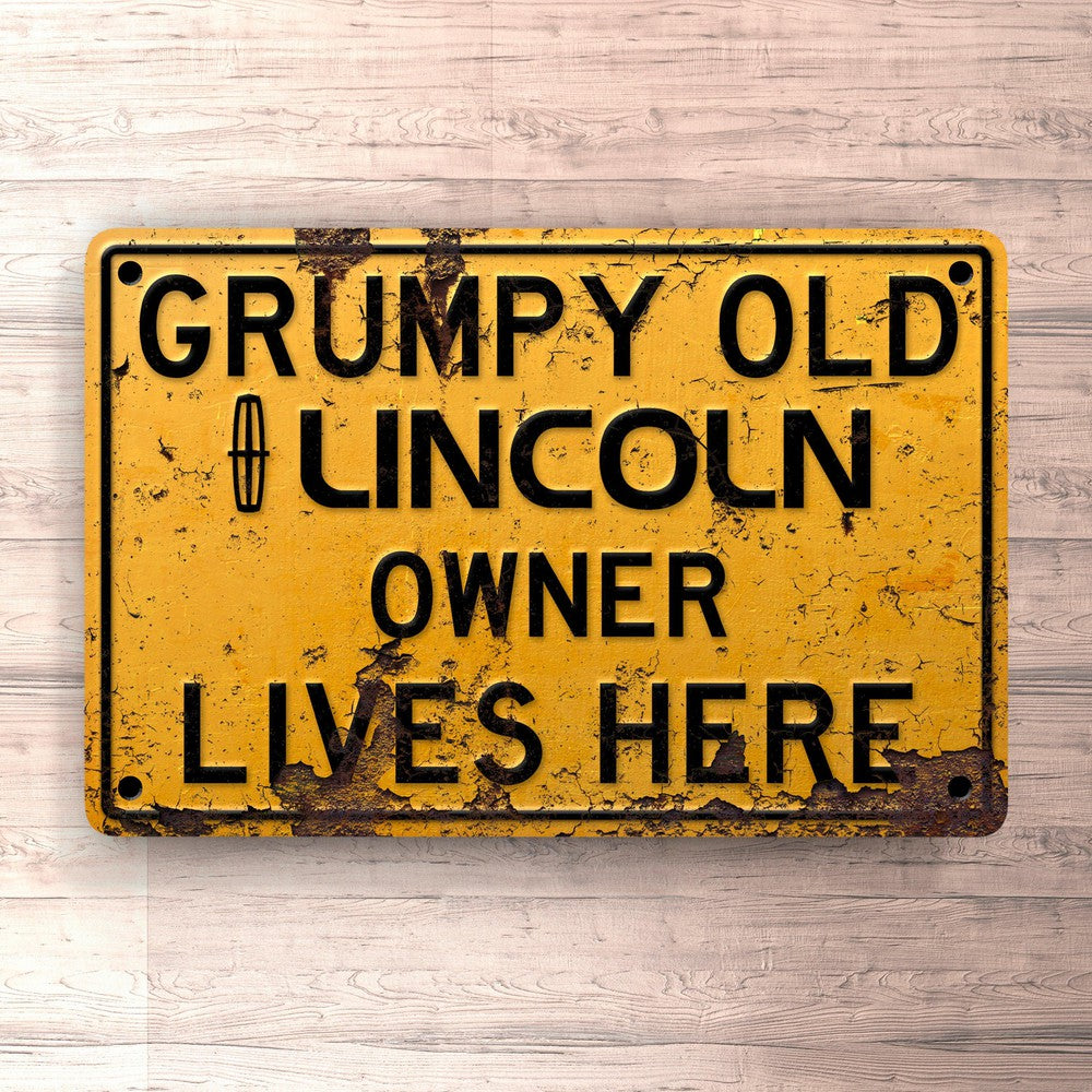 Lincoln Grumpy Old Lincoln Owner Lives Here Skilte, Musemåtte, Dørmåtte-Skilte-Lincoln-Garage Culture Shop- garage - man cave - merchandise