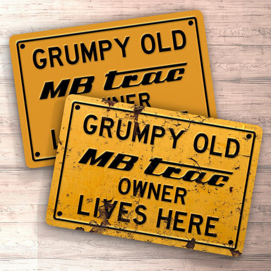 Mb Trac Grumpy Old Owner Lives Here Skilte, Musemåtte, Dækkeserviet, Dørmåtte-Skilte-MB Trac-Garage Culture Shop- garage - man cave - merchandise