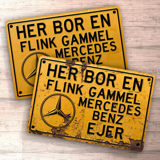 Mercedes Her Bor En Flink Gammel Mercedes Benz Ejer Skilte, Musemåtte, Dørmåtte-Skilte-Mercedes-Garage Culture Shop- garage - man cave - merchandise