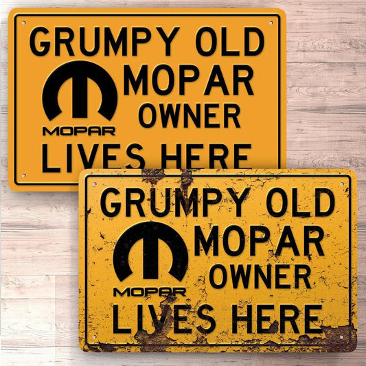 Mopar Grumpy Old Mopar Owner Lives Here Skilte, Musemåtte, Dørmåtte-Skilte-Mopar-Garage Culture Shop- garage - man cave - merchandise