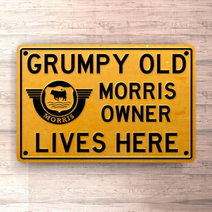 Morris Grumpy Old Morris Owner Lives Here Skilte, Musemåtte, Dækkeserviet, Dørmåtte-Skilte-Morris-Garage Culture Shop- garage - man cave - merchandise