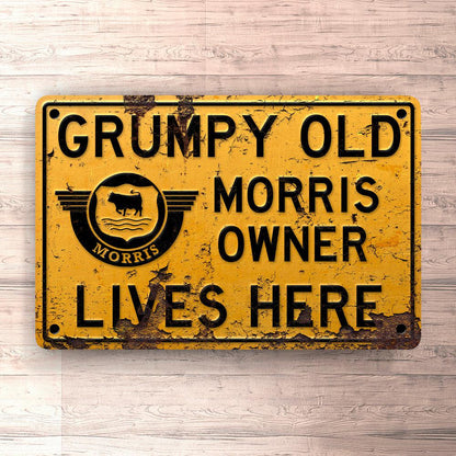 Morris Grumpy Old Morris Owner Lives Here Skilte, Musemåtte, Dækkeserviet, Dørmåtte-Skilte-Morris-Garage Culture Shop- garage - man cave - merchandise