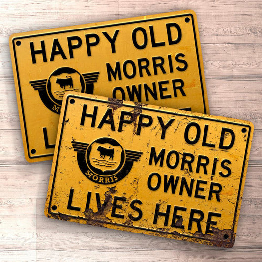 Morris Happy Old Morris Owner Lives Here Skilte, Musemåtte, Dørmåtte-Skilte-Morris-Garage Culture Shop- garage - man cave - merchandise