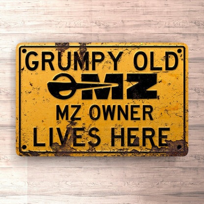 Mz Grumpy Old Mz Owner Lives Here Skilte, Musemåtte, Dørmåtte-Skilte-MZ-Garage Culture Shop- garage - man cave - merchandise